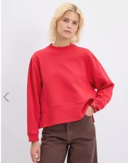 kadriye baştürk oversize yandan yırtmaçlı kısa sweatshirt kırmızı