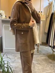 kolları çıt çıt detaylı önden fermuarlı hakim yaka ceketli takım camel 3