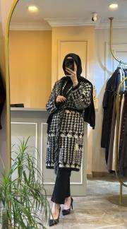 ghisa yakası püsküllü belden kuşaklı uzun ithal hırka siyah beyaz