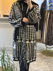 ghisa yakası püsküllü belden kuşaklı uzun ithal hırka siyah beyaz 3