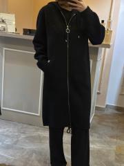 ghisa taş işlemeli fermuar ve şapka detaylı kaban siyah