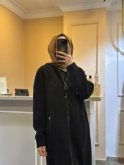 ghisa taş işlemeli fermuar ve şapka detaylı kaban siyah 3