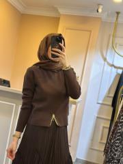 ghisa omuzu düğme detaylı vatkalı kısa triko bluz kahve