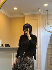 ghisa omuzu düğme detaylı vatkalı kısa triko bluz siyah