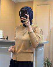 ghisa omuzu düğme detaylı vatkalı kısa triko bluz camel