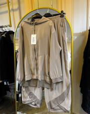 ceremony kapüşonlu ve fermuarlı cebi arma detaylı pantolonlu modal takım vizon