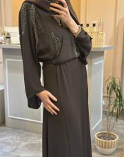 ghisa omuz ve sırt kısmı boncuk işlemeli abaya takım kahve 5