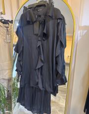 ghisa kolları ve yakası fırfır detaylı takım siyah 5